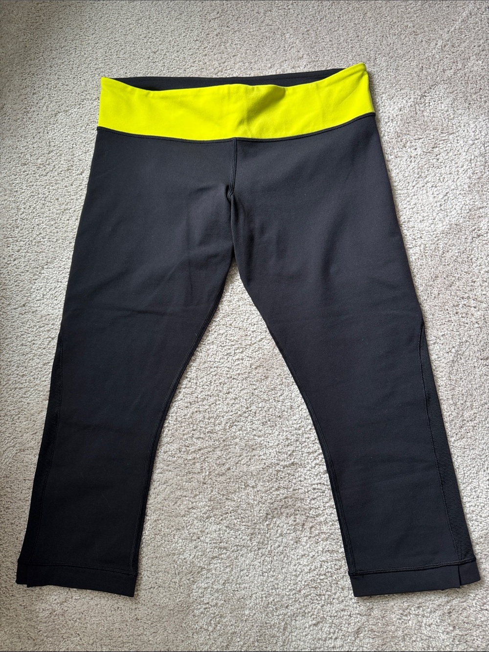💐Lululemon Black Capri Leggings with Yellow Waistband💐like new